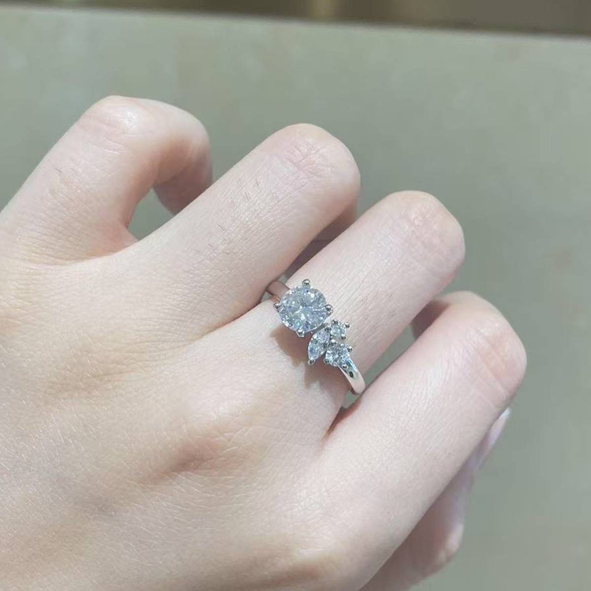 Four Claw Women's Ring S925 Silver Plated Platinum Customized Selection Main Stone Moissanite 1.0ct/Side Stone Cubic Zirconia